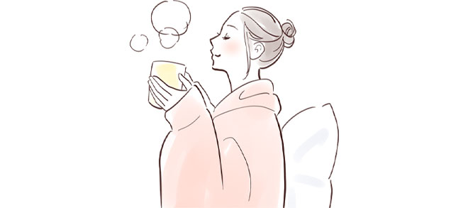 クワンソウ花茶を飲む女性
